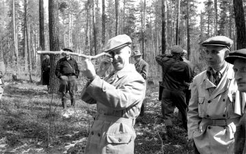 Relaskooppia kokeillaan metsänarvioimisretkellä keväällä 1955. (Kuvaaja: LustoMetsähallituksen kokoelma)