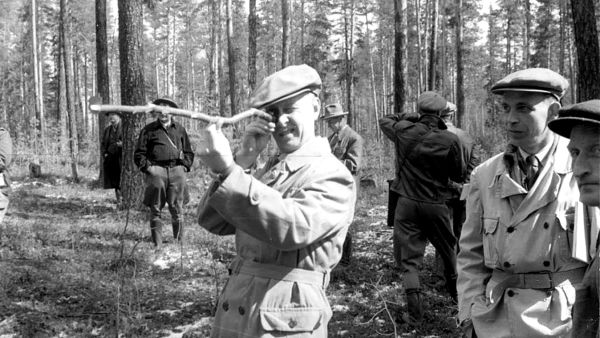 Relaskooppia kokeillaan metsänarvioimisretkellä keväällä 1955. (Kuvaaja: LustoMetsähallituksen kokoelma)