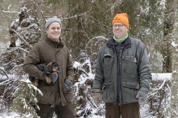 Poika Pekka ja isä Petri Manninen sekä karkeakarvainen erityisasiantuntija Onni. (Kuvaaja: Hannu Huttu)