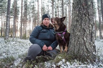 Sanna Vinblad ja kahdeksanvuotias lapinporokoira Malla aikovat myös hakea Lapin ammattikorkeakoulun  järjestämään hajukoulutukseen.  (Kuvaaja: Juha Ollila)