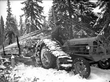Fordson Major -traktori kuvattiin Keuruulla 1954. (Kuva: Mauno Mannelin)