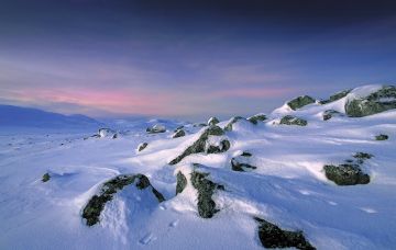 Suomen erämaisin kolkka löytyy Käsivarresta Norjan rajalta. Joulun seutuvissa päivä ei valkene tämän enempää, mutta lunta riittää suksen alle.  