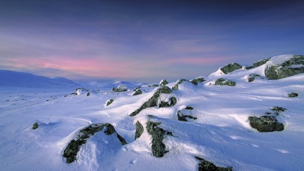 Suomen erämaisin kolkka löytyy Käsivarresta Norjan rajalta. Joulun seutuvissa päivä ei valkene tämän enempää, mutta lunta riittää suksen alle.  