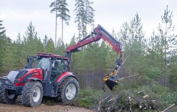 TMK:n valmistamat energiakourat voidaan asentaa metsäkoneen tai järeän maataloustraktorin kuormaimeen.    