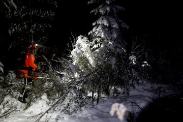 Lumisessa metsässä Petzlin lampun teho tuntui riittävän. (Kuvaaja: Sami Karppinen)
