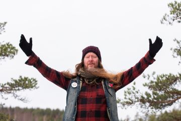 Puunhalaajaksi Jouni Hynynen ei itseään tunnusta, mutta metsä on silti osa hänenkin sanoituksiaan. (Kuva: Kimmo Metsälä)
