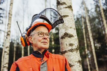 Jaakko Olenius nauttii metsätöistä eläkepäivillään. Kuva: Seppo Samuli