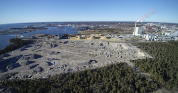Metsä Fibre ei ole vielä paljastanut länsirannikon sahojensa tulevaisuutta kokonaisuudessaan. Toukokuussa 2020 Rauman sahan tontilla tehtiin maanrakennustöitä. (Kuvaaja: Juha Sinisalo)