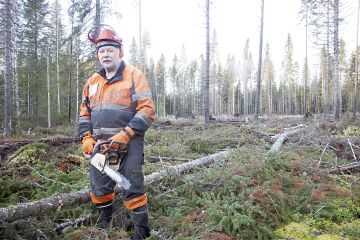 Hannu Koskinen esittelee, miten yritys muuntaa 80 hehtaaria metsää jatkuvalle kasvatukselle onnistui  tai oikeammin epäonnistui. (Kuvaaja: Mikko Riikilä)