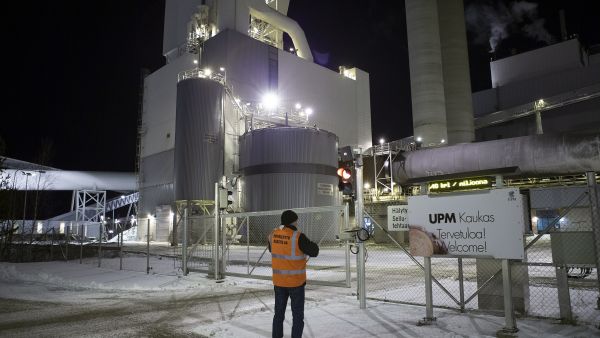 Lakko on pysäyttänyt UPM:n kemiallisen puunjalostuksen, kuten Kaukaan tehtaan Lappeenrannassa. Vaikutukset puumarkkinoihin ovat vielä vähäisiä. (Kuvaaja: Lauri Heino)
