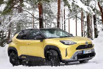 Yaris Crossin optimistinen keltainen väri ja muheva muoto ovat edukseen lumen keskellä. Auto myös pärjäsi lumessa mainiosti.  