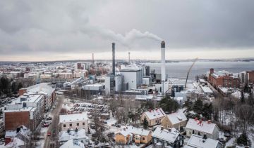 Naistenlahden tontilla ovat rakennustyöt käynnissä samaan aikaan, kun Naistenlahti 2 tuottaa kaukolämpöä ja sähköä pakkaspäivän tarpeisiin. Rakenteilla oleva Naistenlahti 3 -biovoimalaitos korvaa yli 40 vuotta vanhan Naistenlahti 2:n vuoden 2023 alussa. (Kuva: Tampereen Sähkölaitos)