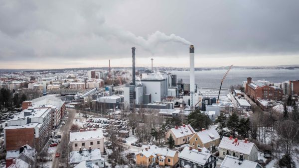 Naistenlahden tontilla ovat rakennustyöt käynnissä samaan aikaan, kun Naistenlahti 2 tuottaa kaukolämpöä ja sähköä pakkaspäivän tarpeisiin. Rakenteilla oleva Naistenlahti 3 -biovoimalaitos korvaa yli 40 vuotta vanhan Naistenlahti 2:n vuoden 2023 alussa. (Kuva: Tampereen Sähkölaitos)