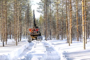 Harvennetun turvemaamännikön tuhkalannoitus aloitettiin Utajärven Nuojualla. Koneen ohjaimissa Pohjoisen Metsälannoituspalvelun yrittäjä Sampo Moilanen. (Kuvaaja: ANTTI J. LEINONEN)