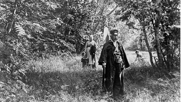 Sakari Topelius kävelyllä Alörnskogenissa vuonna 1897.  