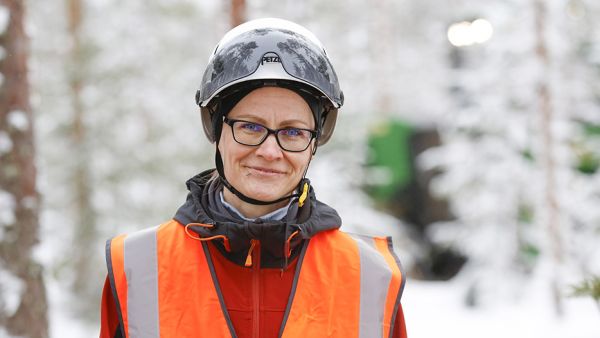 Mervi Seppäsen uusi työsarka Etelä-Savon metsänhoitoyhdistyksen operaatiopäällikkönä on todella laaja.   (Kuvaaja: Sami Karppinen)