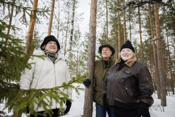 Soili ja Heimo Härkäselle sekä Eija Teitolle toimiva tieverkko on tärkeä. Metsäyhtymän maille on rakennettu useampi kilometri metsäteitä helpottamaan metsänhoitoa. (Kuva: Seppo Samuli)