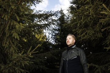 Juha Jaakkolan mielestä metsänomistamisessa parasta on nähdä, miten metsä muuttuu kiertoaikojen kuluessa. (Kuvaaja: Seppo Samuli)