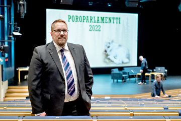 Mika Kavakka on ollut Paliskuntain yhdistyksen puheenjohtaja vuodesta 2021. Tänä vuonna yhdistyksen edustajakokouksessa Poroparlamentissa oli teemana metsätalous ja poronhoito. (Kuvaaja: Juha Ollila)