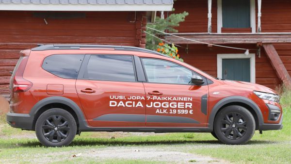 Dacia Joggerin maavara on maasturiluokkaa. Pitkä auto kantaa kuormansa ryhdikkäästi huonollakin tiellä.  