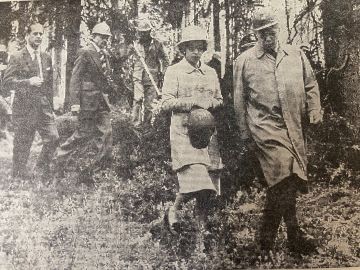 Kuningatar Elisabethin seurassa Tehdaspuun toimitusjohtaja Topi Heikkerö, taustall prinssi Philip ja maaherra Artturi Jämsén. (Kuva: Metsälehti)