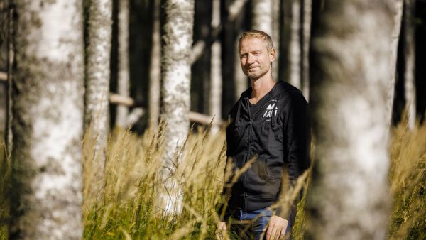 En haluaisi jarruttaa, mutta täytyy. Jos kotimaan puunhankintaan oikeasti panostettaisiin, niin kuitupuutakin löytyisi, Mikael Beck sanoo. (Kuvaaja: Seppo Samuli)