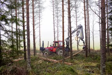 Polttoaine- ja konekustannusten nousu syö parantuneen puunhinnan iloa niiltä hankintahakkaajilta, jotka tekevät omatoimisia korjuita metsäkoneilla. Kevyemmällä kalustolla, kuten maataloustraktorin metsävarustuksella, tehty hankintapuu saattaa sen sijaan lyödä nyt leiville. (Kuvaaja: Sami Karppinen)