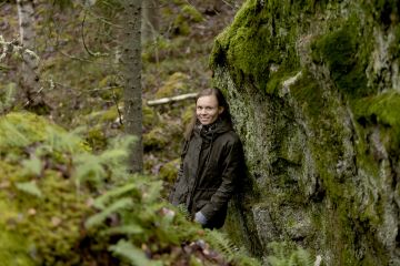 Kirjailija Anni Kytömäki osti ikkunastaan näkyvän kotimetsän ja perustaa siitä suojelualueen. Metsällä on ollut suuri rooli Finladia-palkitun kirjailian teosten synnyssä.