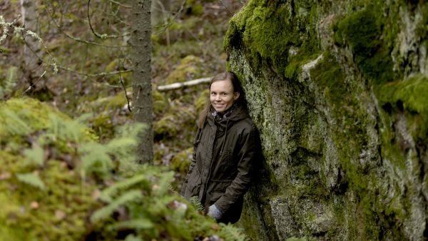 Kirjailija Anni Kytömäki osti ikkunastaan näkyvän kotimetsän ja perustaa siitä suojelualueen. Metsällä on ollut suuri rooli Finladia-palkitun kirjailian teosten synnyssä.