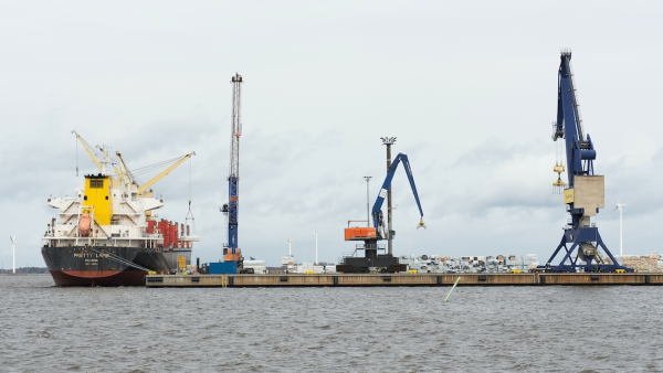 Sahatavaraa lastataan laivaan Porin satamassa. (Kuva Markku Ala-Korpela/Vastavalo)