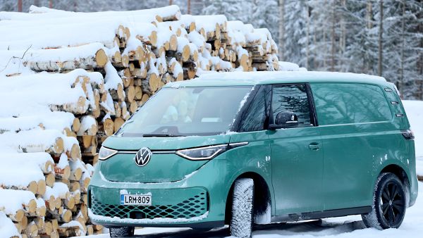 VW ID. Buzz Cargo talvikelissä. Kohtalainen maavara auttaa talvella, mutta nelivetoja voi tilata vasta ensi vuonna.  