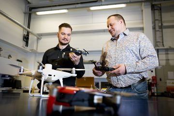  Mikko Riimala (vas.) ja Janne Tuominen uskovat droonien käytön lisääntyvän metsissä. (Kuvaaja: KAISA VARKILA)