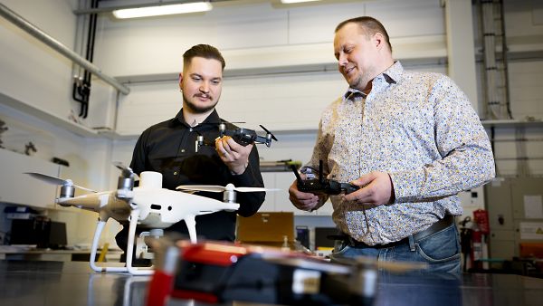  Mikko Riimala (vas.) ja Janne Tuominen uskovat droonien käytön lisääntyvän metsissä. (Kuvaaja: KAISA VARKILA)