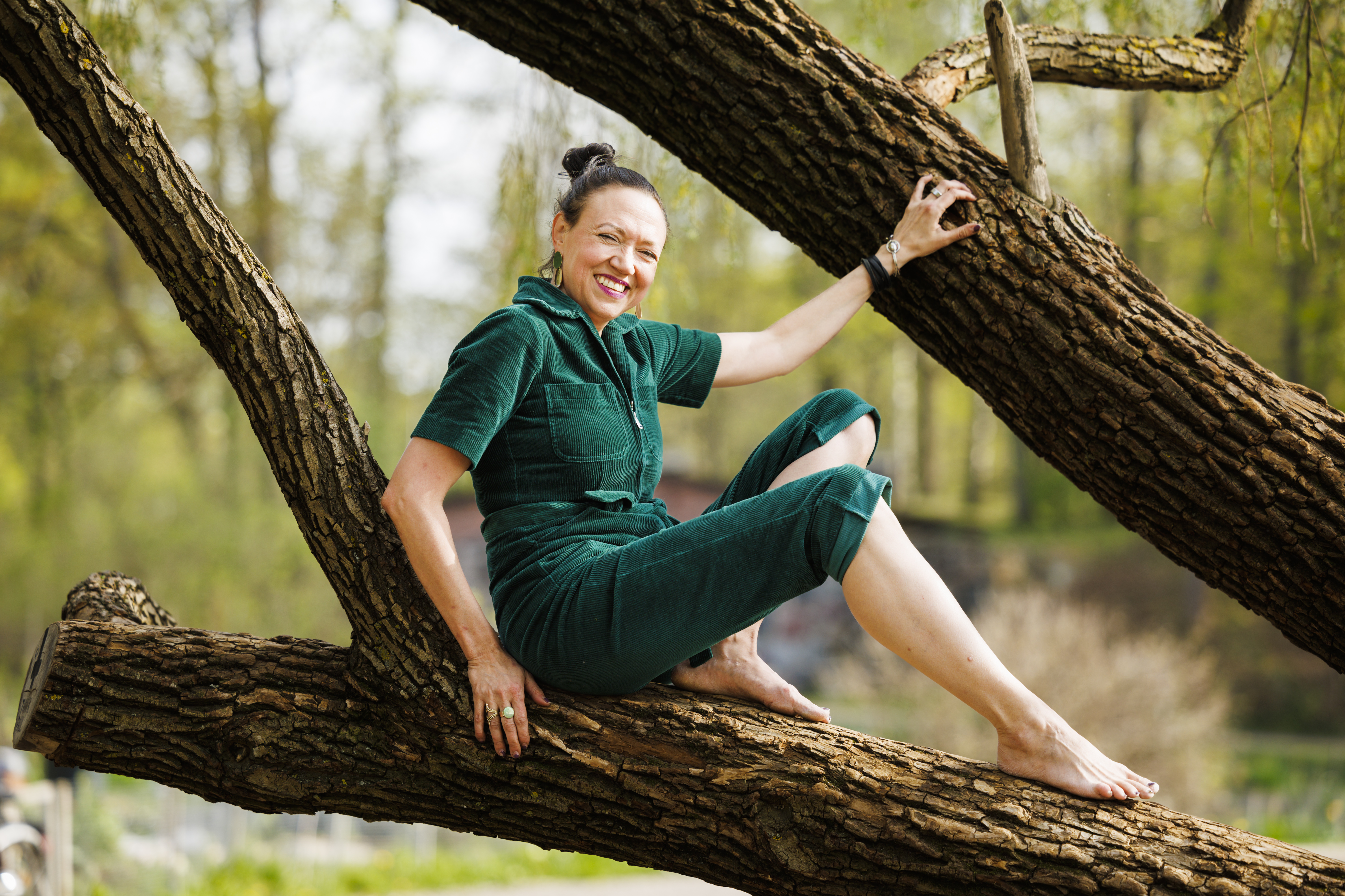 Käsikirjoittaja-ohjaaja Helena Hyvärinen haastoi sarjassaan metsäkoneenkuljettajan kiipeämään puuhun. Nyt oli Hyvärisen vuoro katsoa puita uudesta näkökulmasta. (Kuvaaja: Seppo Samuli)