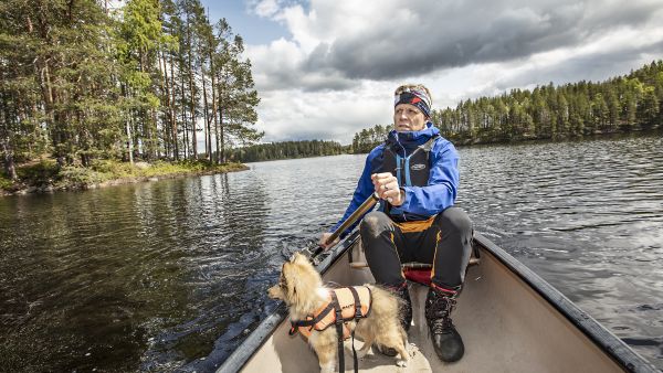 Petkeljärven kansallispuisto tarjoaa melontaan suojaisia järviosuuksia ja yhteyden pidemmälle retkelle vaikka Patvinsuon kansallispuiston tuntumaan.  (Kuvaaja: Harri Mäenpää)