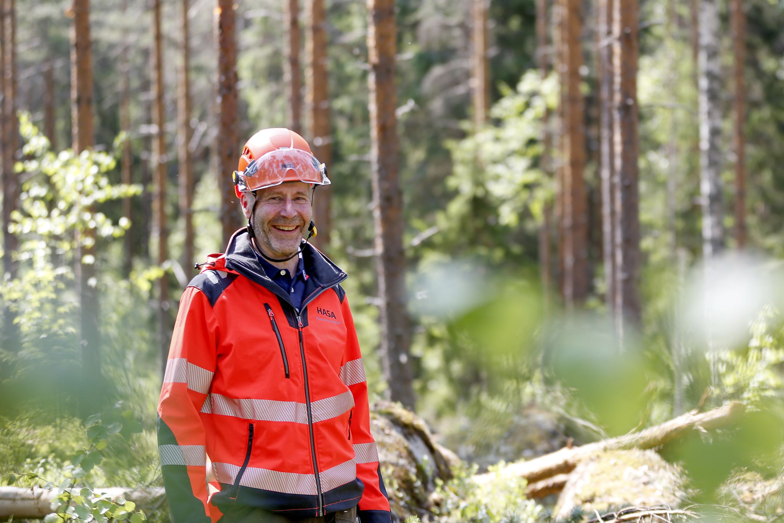 Timo Paananen on nauttinut uudesta tehtävästään Hasan metsäpäällikkönä. Nuoria metsätoimihenkilöitä hän kannustaa hankkimaan rohkeasti monipuolista työkokemusta.  (Kuvaaja: Sami Karppinen)
