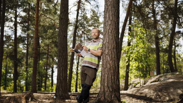 Metsäalalla tuntuu olevan melko yhdenmukainen käsitys siitä, mitä alan eri termit tarkoittavat, sanoo Kai Blauberg. Käsissään hänellä on printtiversio Metsähydrologia ja metsäojitus -sanastosta.