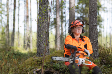 Anneli Pentinmäki istui samaisella mättäällä äitienpäivänä ja ihaili hyvin kasvavaa metsää. (Kuva: Marjaana Malkamäki)