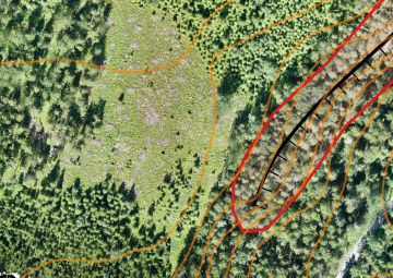 Dronetarkastuksilla selvitetään, ulottuvatko satelliittikuvista havaitut hakkuut metsälakikohteen puolelle.  Dronekuvassa näkyy jyrkänne ja sen länsipuolella tehty hakkuu. Jyrkänteen ja sen alusmetsän muodostama metsälain erityisen tärkeä elinympäristö on rajattu punaisella. Kuvan perusteella hakkuu on jäänyt metsälain erityisen tärkeän elinympäristön rajauksen ulkopuolelle, eikä metsälakia ole rikottu.  (Kuva: Suomen Metsäkeskus)