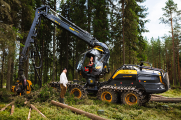 Arto Tiitinen vaihtaa muutaman sanan metsäkoneen kuljettaja Sami Liimataisen kanssa ja pyytää, että kuvion rajalle jäänyt kuusi kaadettaisiin. (Kuva: Seppo Samuli)