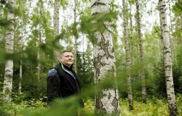 Antti Sipilän vanhalle pellolle vuonna 1991 istuttama koivikko on venähtänyt 27-metriseksi. Lehdoksi muuttunut kasvupaikka on oppilaille hankala tunnistettava.