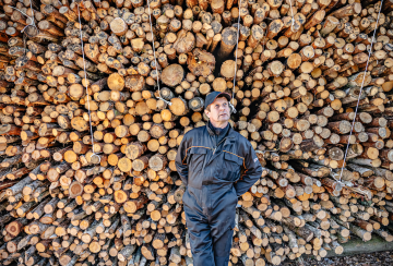 Jukka Valkama kokee olevansa enemmän puun- tuottaja kuin metsänomistaja. Hän haluaa, että metsä pysyy sellaisessa kunnossa, että jälkipolvi- kin hyötyy siitä. (Kuva: Johannes Tervo)