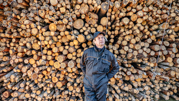 Jukka Valkama kokee olevansa enemmän puun- tuottaja kuin metsänomistaja. Hän haluaa, että metsä pysyy sellaisessa kunnossa, että jälkipolvi- kin hyötyy siitä. (Kuva: Johannes Tervo)