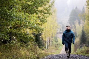 Antti Lukkarisella on 25 vuoden kokemus tammen kasvatta- misesta varsinaista kasvatusaluettaan pohjoisempana, Suonenjoella. (Kuvaaja: Matias Honkamaa)