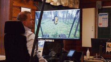 Metsän digitaalinen kaksonen yhdistettiin Ponssen simulaattoriin. Tredun lehtori Janne Ruokonen ohjaa simulaattorissa metsäkoneen harvesteripäätä. (Kuva: Veli-Pekka Kivinen)