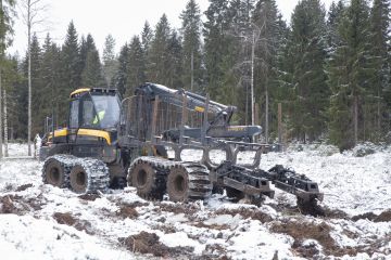 Jatkossa sama kone voi sekä ajaa hakkuutähteet että muokata maan, mikä vähentää koneiden siirtotarvetta. (Kuva: Mikko Riikilä)