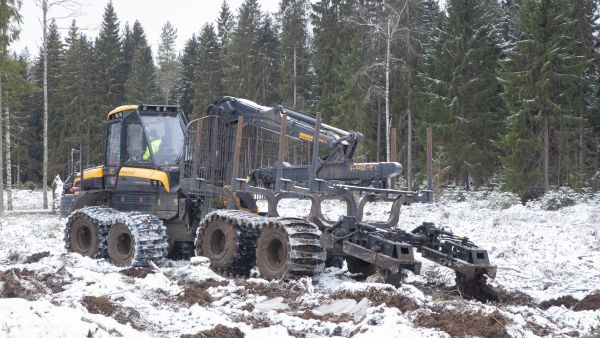 Jatkossa sama kone voi sekä ajaa hakkuutähteet että muokata maan, mikä vähentää koneiden siirtotarvetta. (Kuva: Mikko Riikilä)