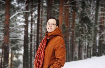  Kuljettajapula metsäalalla on yksi merkittävä puunhankinnan pullonkaula, operaatiojohtaja Elina Hopponen linjaa. Hän haluaa olla innostamassa nuoria metsäalalle ja pysymään alalla. (Kuvaaja: Petteri Kivimäki)