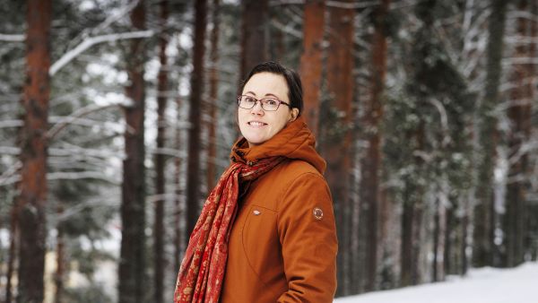  Kuljettajapula metsäalalla on yksi merkittävä puunhankinnan pullonkaula, operaatiojohtaja Elina Hopponen linjaa. Hän haluaa olla innostamassa nuoria metsäalalle ja pysymään alalla. (Kuvaaja: Petteri Kivimäki)