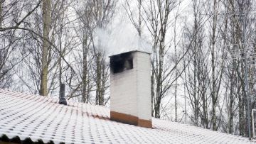 Puunpolton savut näkyvät HSY:n ilmanlaatumittauksissa erityisesti pakkasiltoina. Kuva: HSY / Tapio Ranta